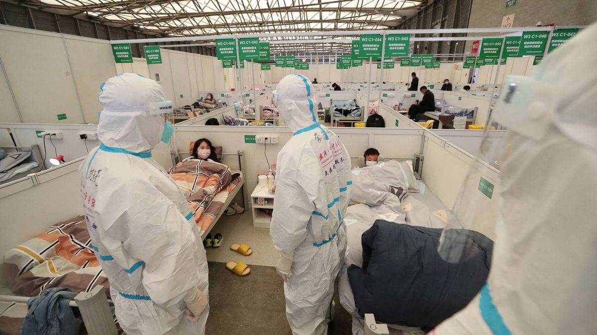 Uzavřená Šanghaj oznámila první případy úmrtí lidí s covidem